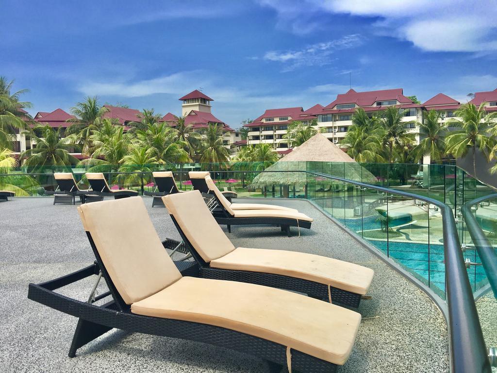 Sand & Sandals Desaru Beach Resort & Spa Eksteriør bilde The swimming pool at the resort