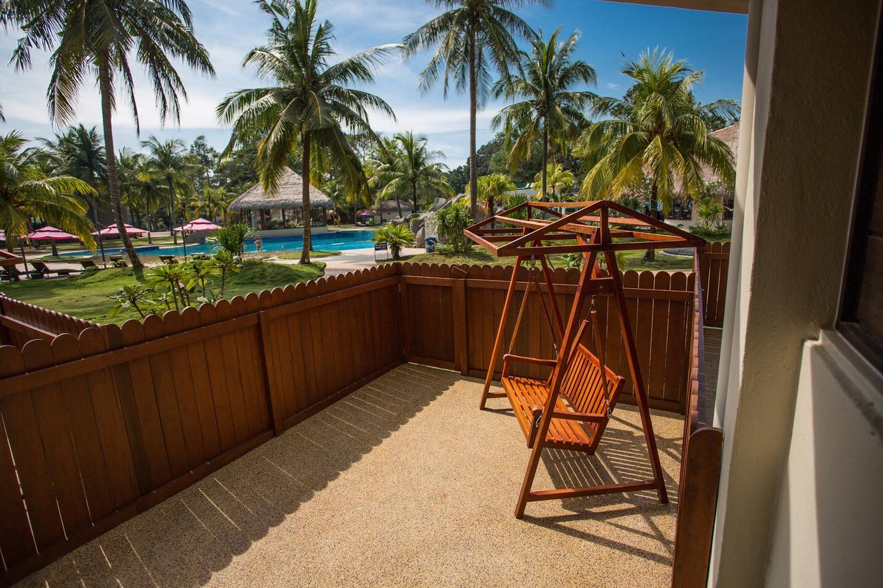 Sand & Sandals Desaru Beach Resort & Spa Eksteriør bilde A view of the pool from a guest room
