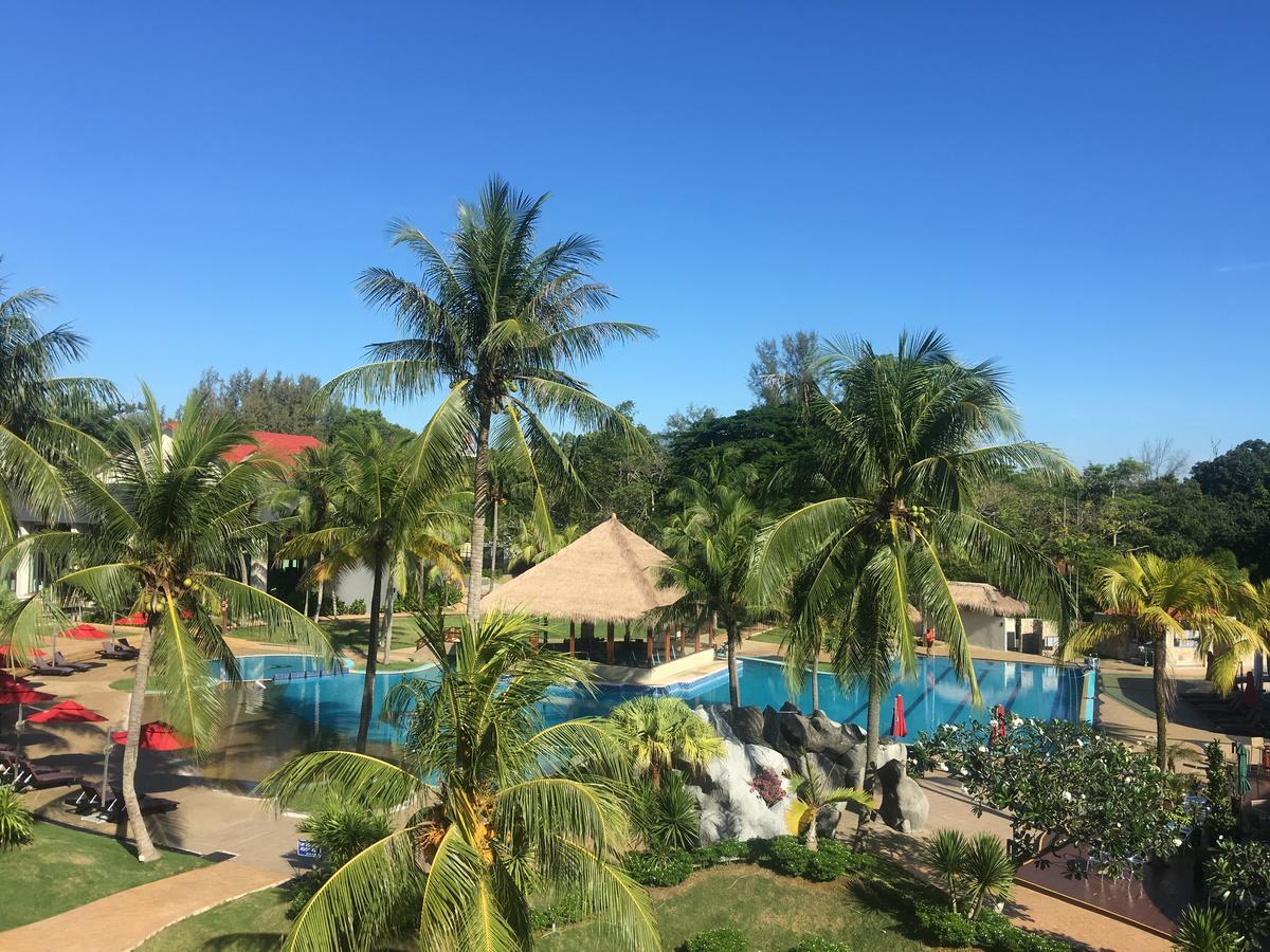 Sand & Sandals Desaru Beach Resort & Spa Eksteriør bilde The pool at the resort