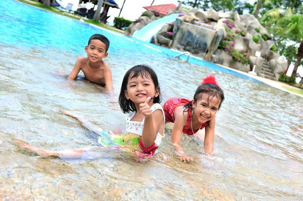Sand & Sandals Desaru Beach Resort & Spa Eksteriør bilde Children playing at a water park