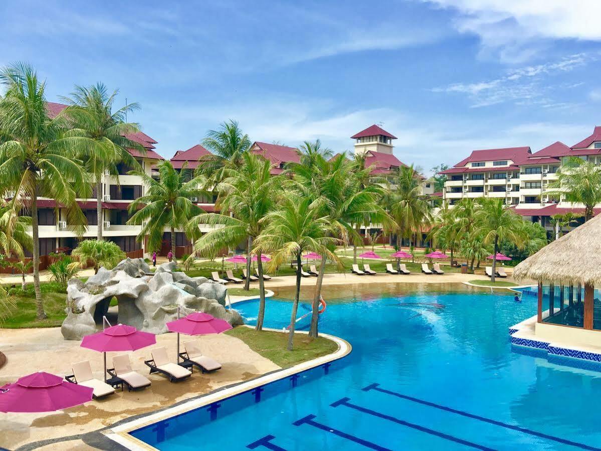 Sand & Sandals Desaru Beach Resort & Spa Eksteriør bilde The swimming pool at the resort